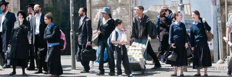 20100409_113945 D300.jpg - Waiting for the bus, Mea Shearim